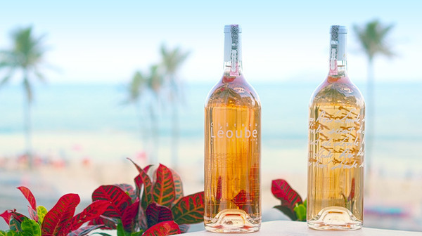 Vinhos rosés degustados com vista para a praia de Ipanema