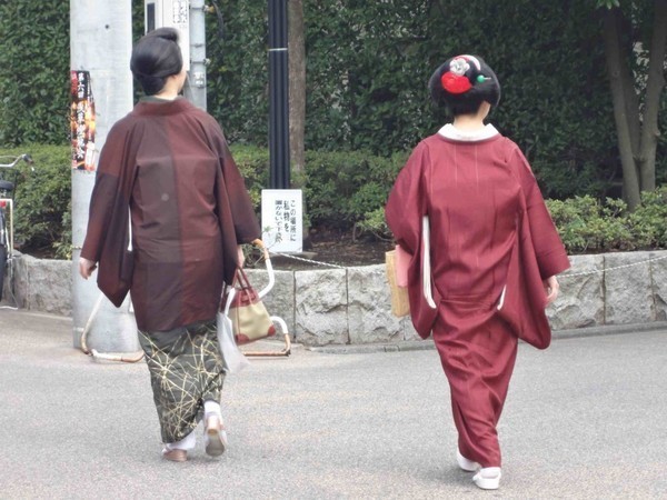 Gueixas caminhando em Asakusa em Tóquio 