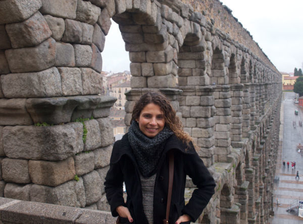 Ao fundo aqueduto de Segovia, Espanha