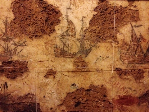 Desenho feito séculos atrás por piratas reais, nas paredes do Castillo San Cristóval