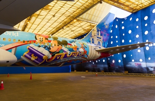 Disney e TAM lançam avião temático em Brasília 
