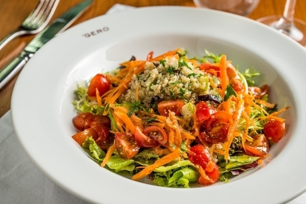 Salada verde com quinoa, abobrinha, cenoura, tomates e azeitonas