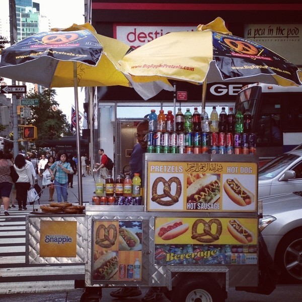 Food Cart, o carrinho de cachorro quente tradicional de Nova Iorque