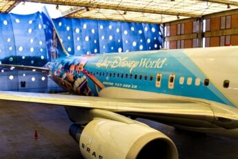 Disney e TAM lançam avião temático em Brasília