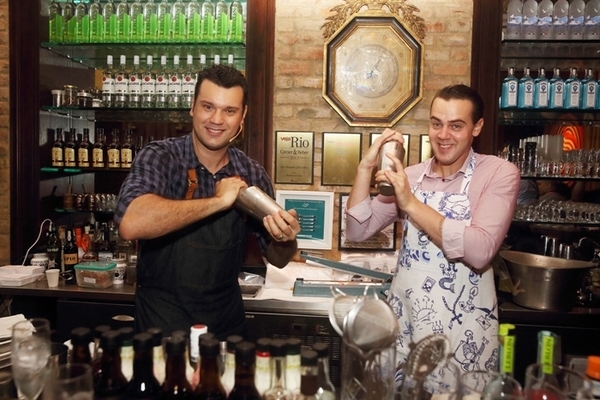 O melhor barman do mundo e o melhor barman do Rio no Paris Bar