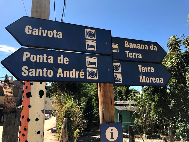 Placas no vilarejo de Santo André