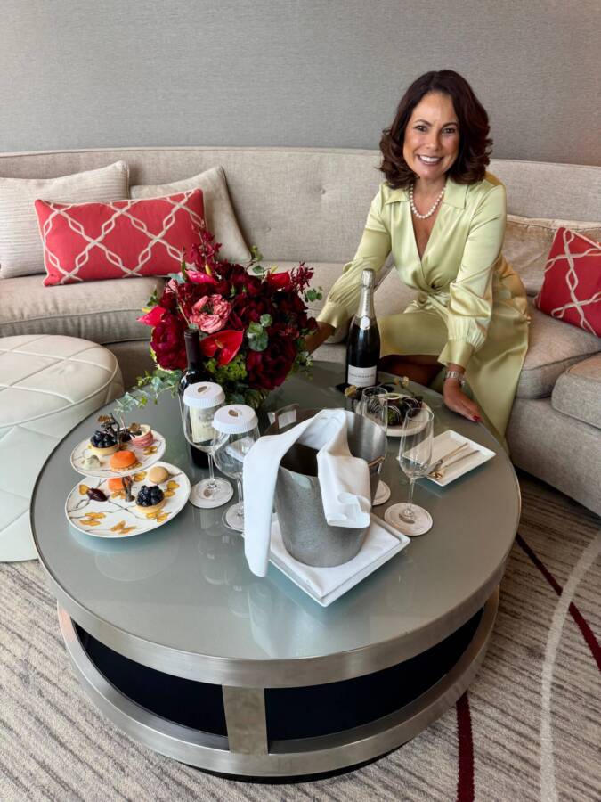 Renata Araújo é recepcionada com doces e espumantes no Mnadarin Oriental