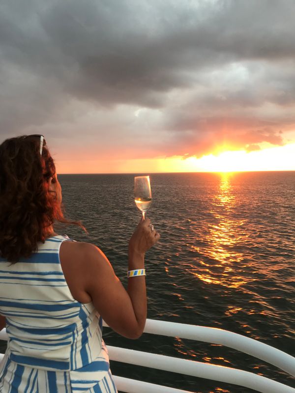 Renata Araújo no sunset cruise