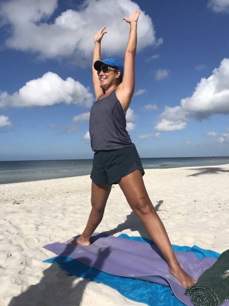 Renata Araújo fez aula de yoga na praia em Naples, Flórida