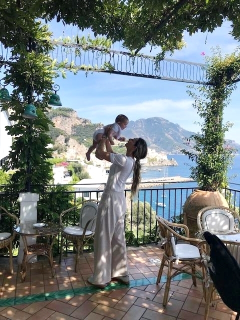 Modelo Mariana Weickert se apaixona pelo Santa Caterina, um dos melhores hotéis da Costa Amalfitana
