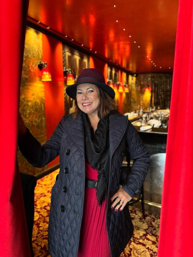 Renata Araújo no restaurante em Saint-Germain