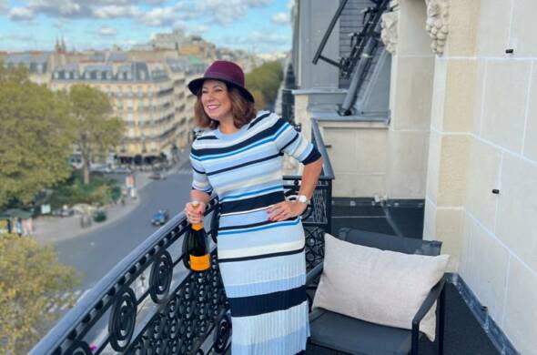 Renata Araújo na varanda do Lutetia, hotel de luxo em Paris
