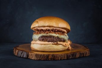 5 dicas para comer hambúrguer, pelo chef Yasser Regis