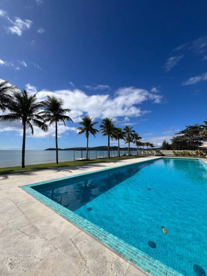 piscina com vista para a praia de búzios