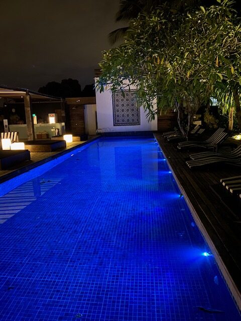 piscina a noite