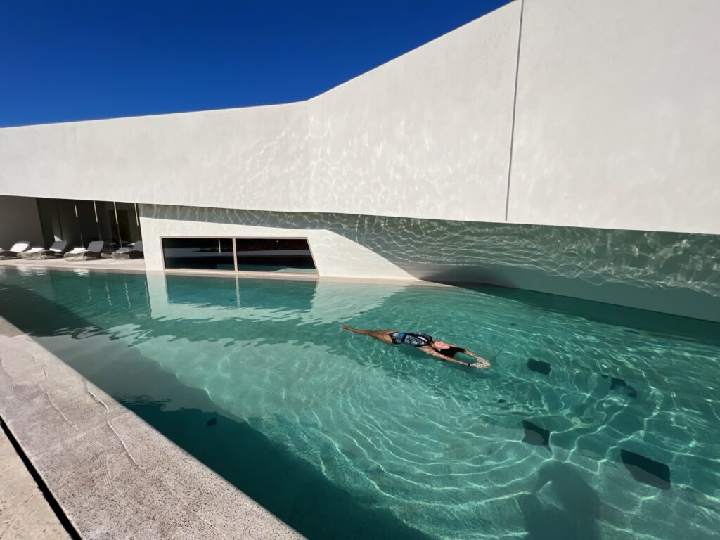 piscina hotel de luxo em santorini