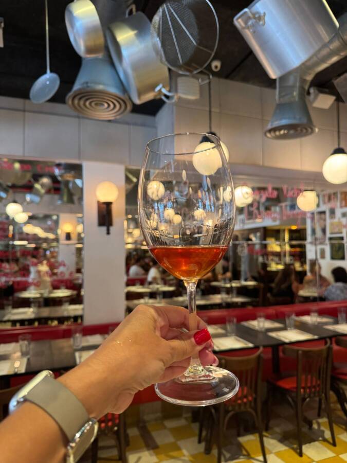 Parte interna do restaurante Le Blond