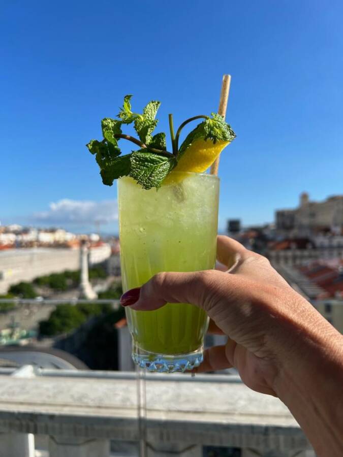 Um brinde com o drink do cardápio 