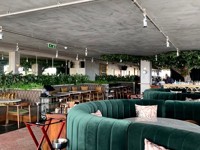 Restaurante grande e moderno em Lisboa