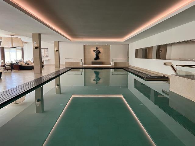 Piscina grande e coberto do spa do Ritz