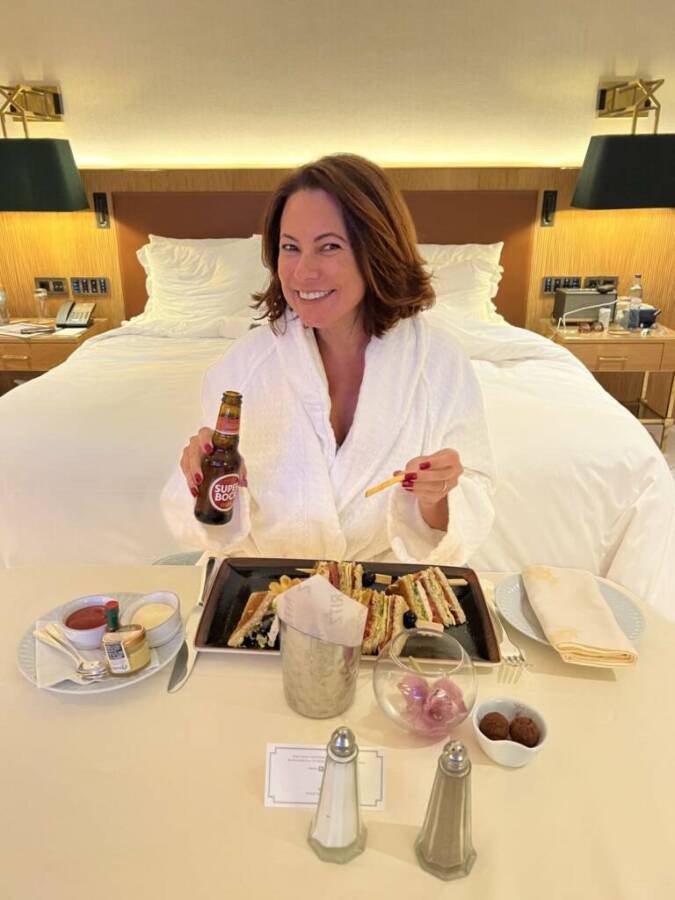 Renata Araújo experimenta o room service do Ritz