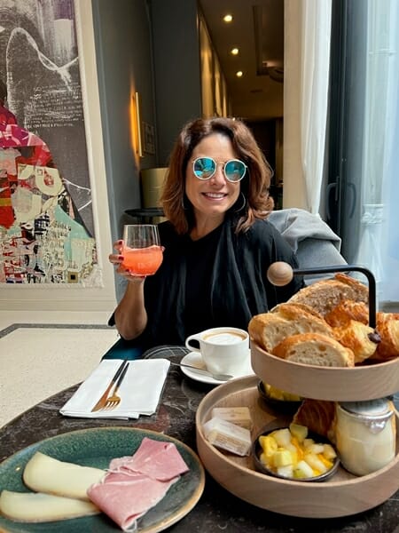 Renata Araújo e o café da manhã do Maison Albar Le Vendôme, hotel de luxo em Paris