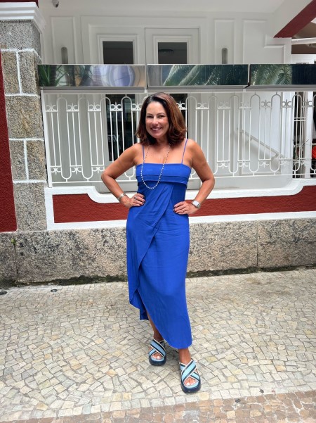 Renata Araújo na frente do restaurante Rudä