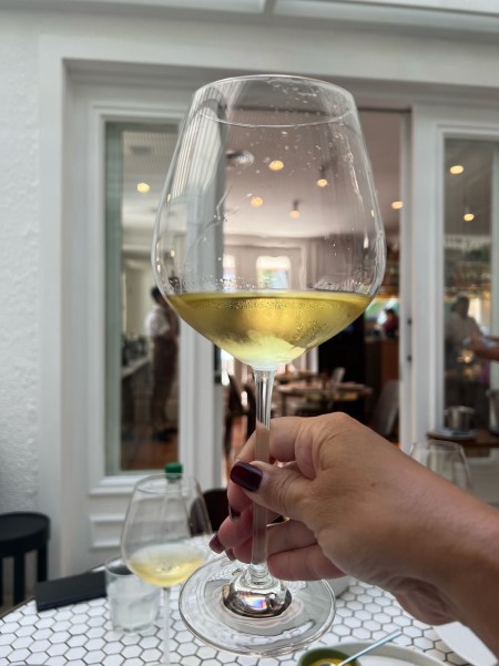 Taça de vinho no restaurante Rudä