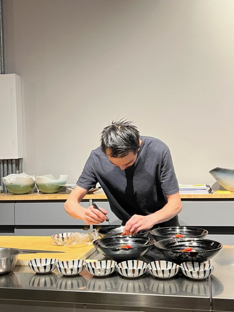 Preparação dos pratos no restaurante japonês nos Jardins: Murakami 