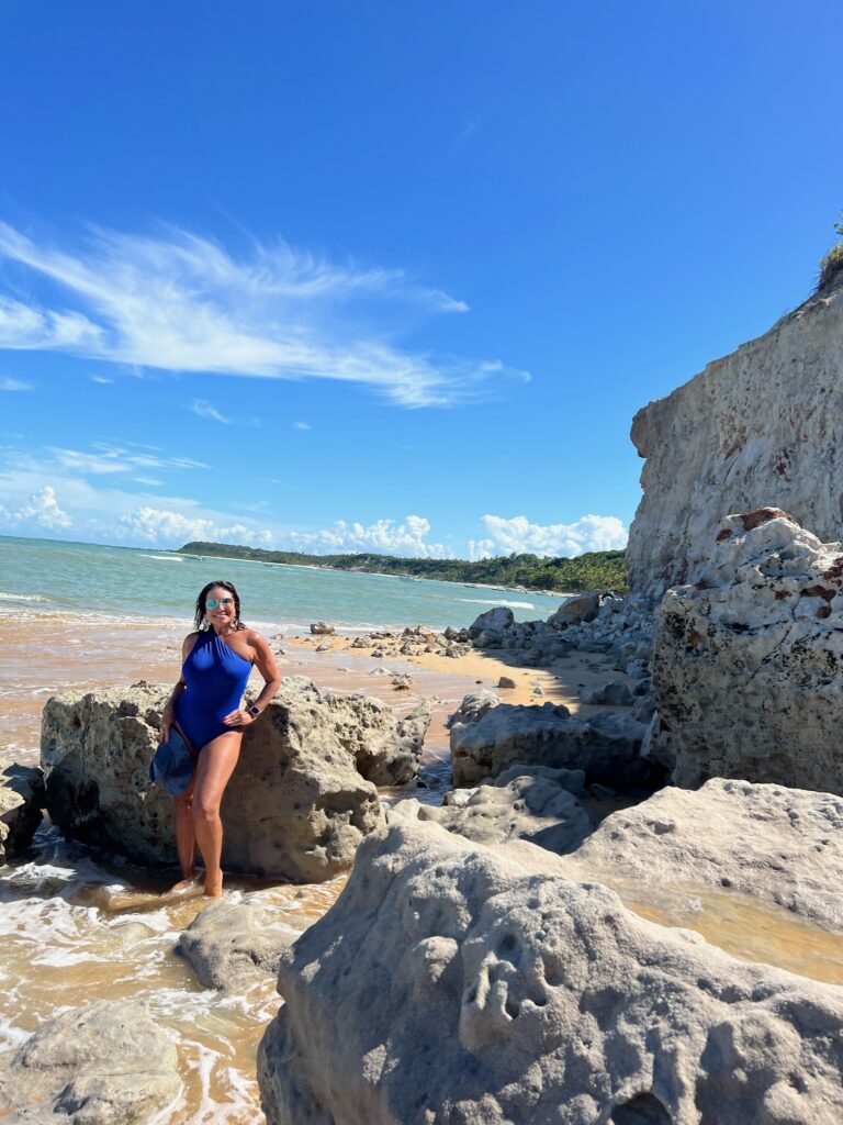 Pedras exuberantes das praias da Bahia 