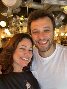 Renata com o chef do Le Blond