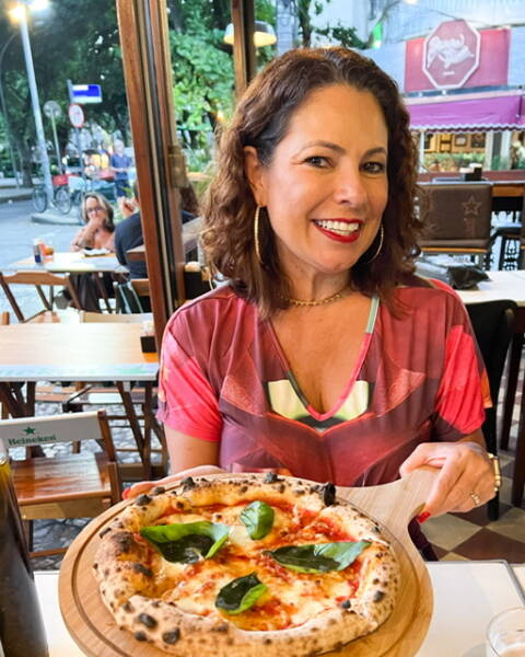 Renata Araújo experimentado a pizza