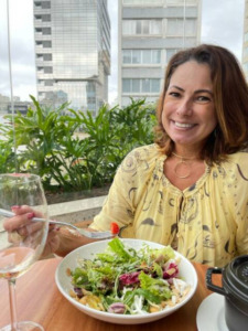 Renata Araújo no restaurante na oscar freire sp