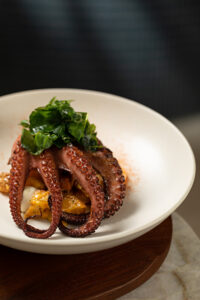 Polvo como prato principal do restaurante Ocyá no Leblon