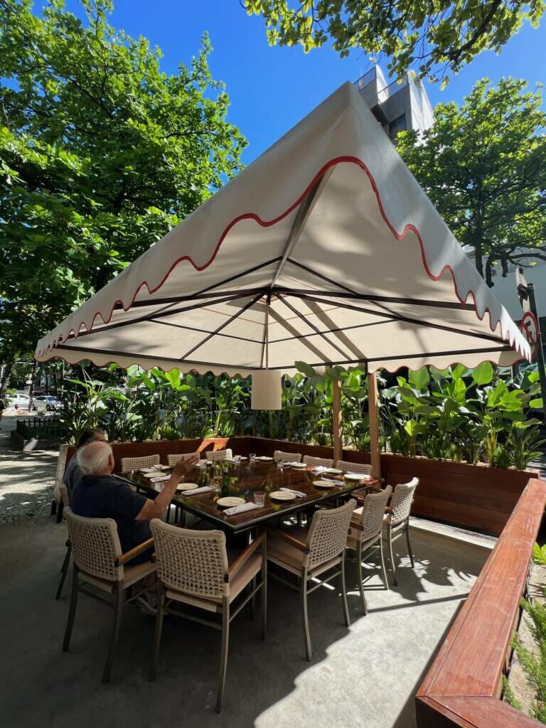 ombrelones do restaurante italiano em ipanema