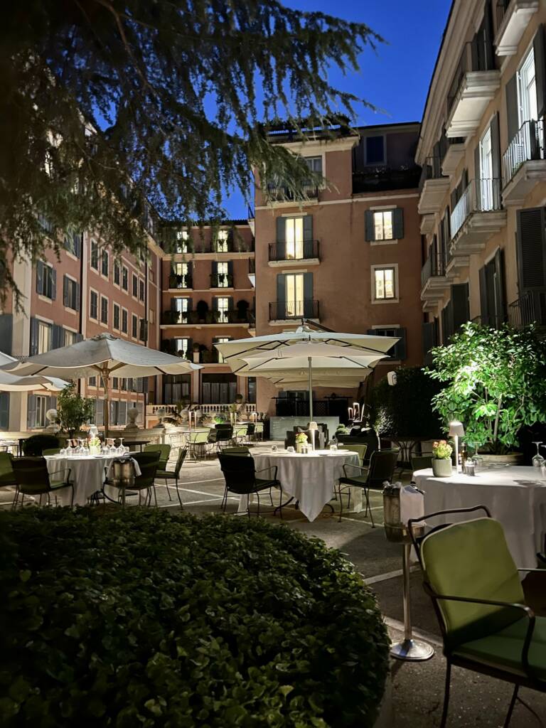 Jantar no Le Jardin de Russie, sofisticado restaurante do Hotel de Russie, em Roma