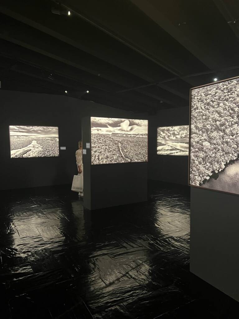 Exposição de Sebastião Salgado em Madri tem salas escuras para compor as imagens em preto e branco