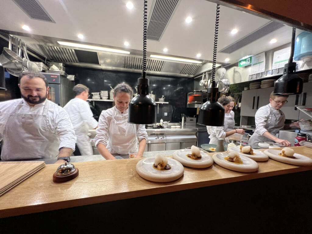 Restaurante com chef brasileira em Paris