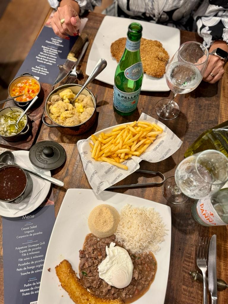 Mesa com carnes e acompanhamentos do restaurante Giuseppe Grill no Leblon