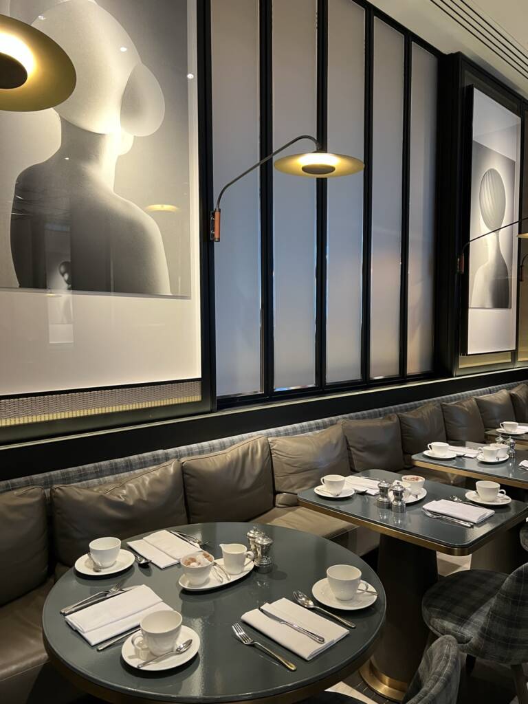 Ambiente elegante do restaurante francês Whitcomb's do The Londoner, hotel boutique em Londres