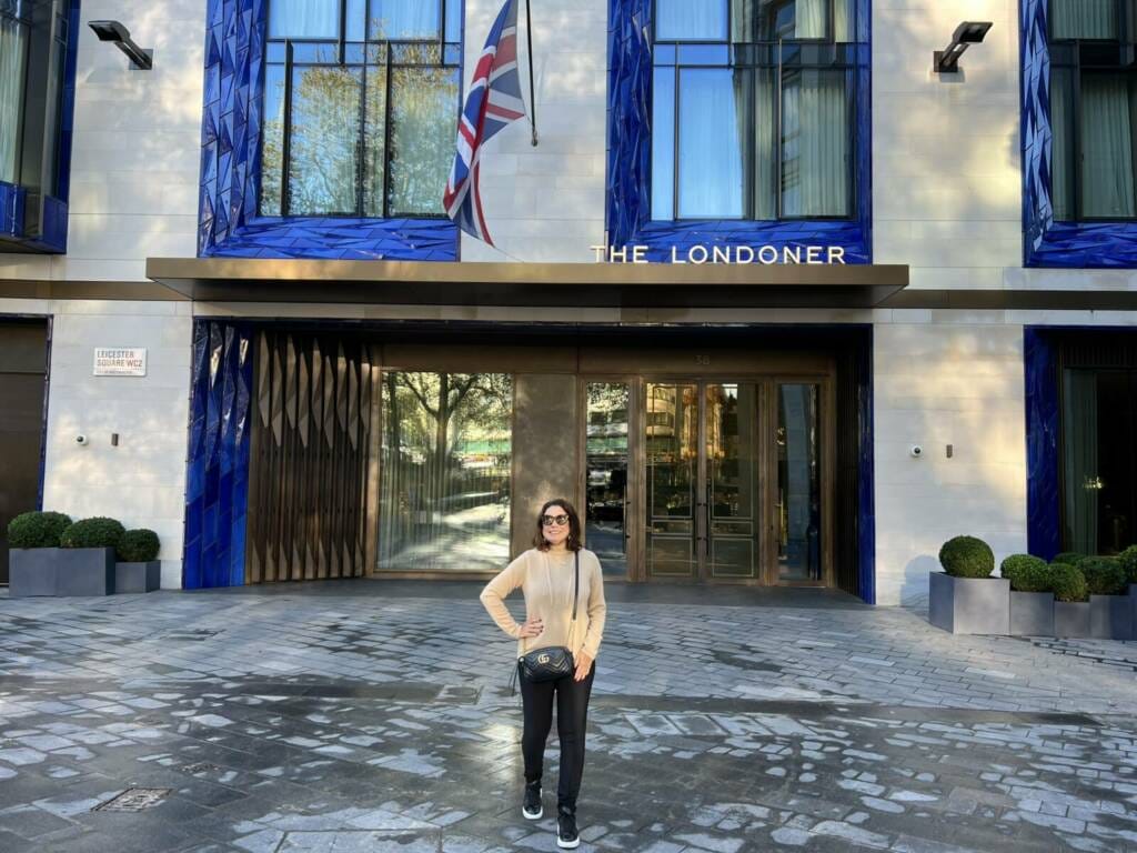 Renata Araújo na fachada do The Londoner,hotel  entre os top 5 hotéis em Londres