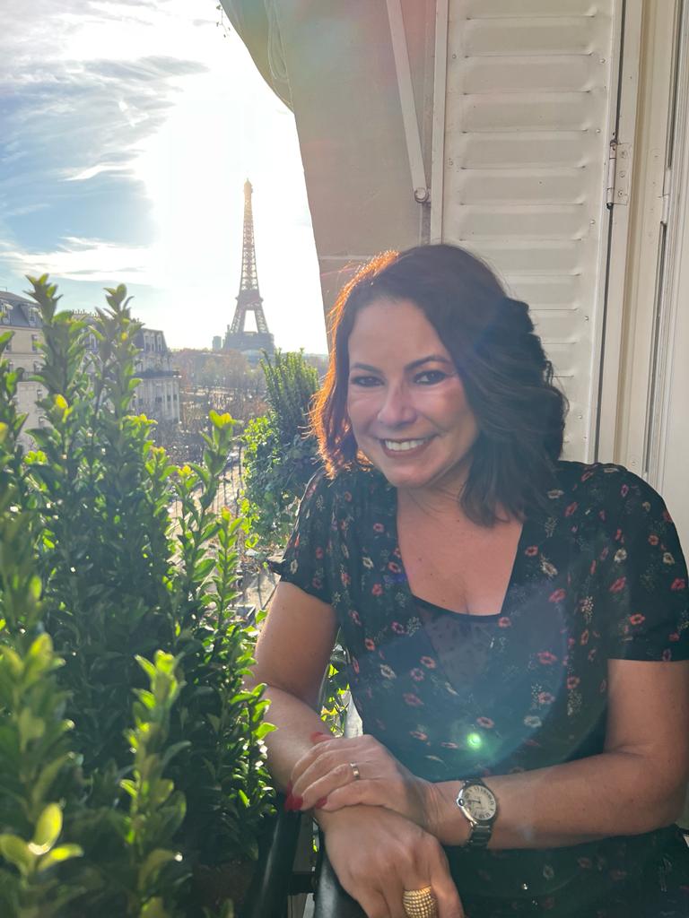 Renata Araújo e a linda vista da varanda do Hotel Plaza Athénée, hotel famoso de luxo em Paris 