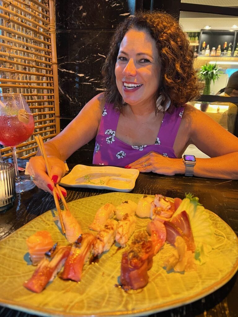 Renata Araújo provando prato de japonês no restaurante Tissai no Leblon

