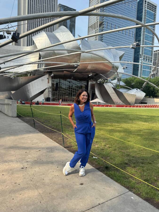 Renata Araújo na lateral do Jay Pritzker Pavilion