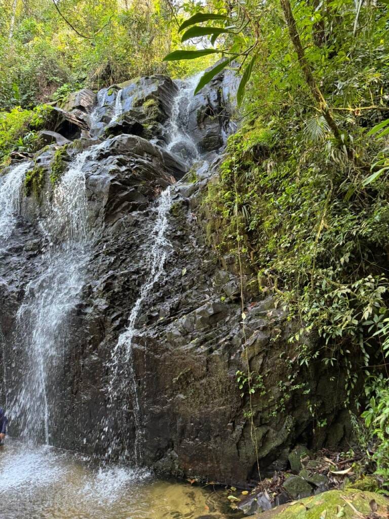A cachoeira fica dentro da propriedade