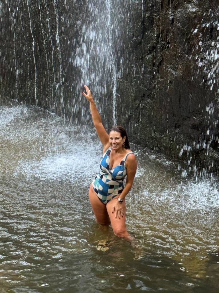 A água é congelante da cachoeira do Frades
