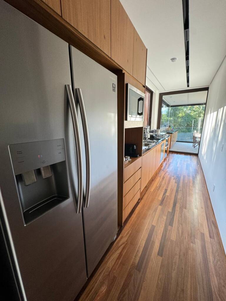 Cozinha ampla dos apartamentos em Angra com serviço de hotelaria de luxo