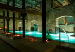 Piscina no AIRE Ancient Bath