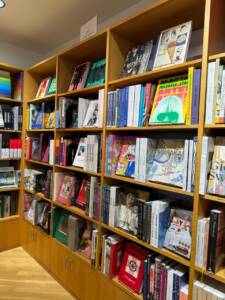 Estante de livros do MAC