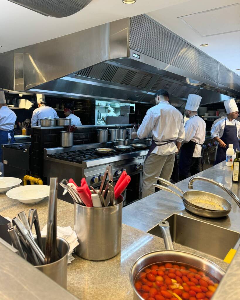 Cozinha espaçosa e com funcionários competentes